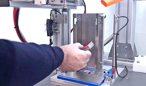 CaricamentoTarghette-1 Laser Marking on Name Plates: Technical Solutions for Industrial Traceability