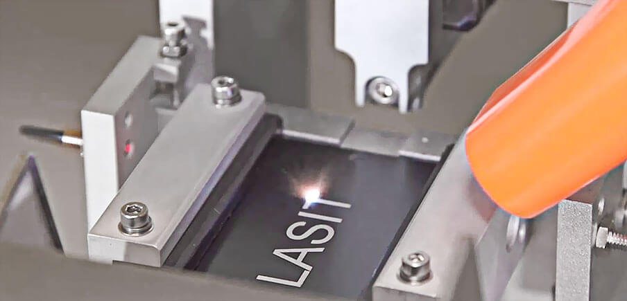 targhetta-21-1-1 Laser Marking on Name Plates: Technical Solutions for Industrial Traceability